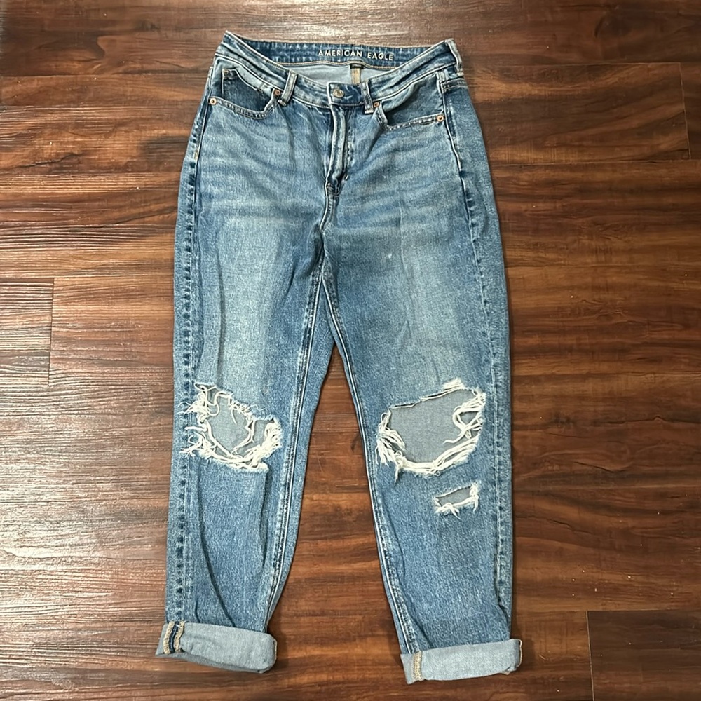 Women’s American Eagle Strigid Mom Jeans size 4 short. small mark by knee